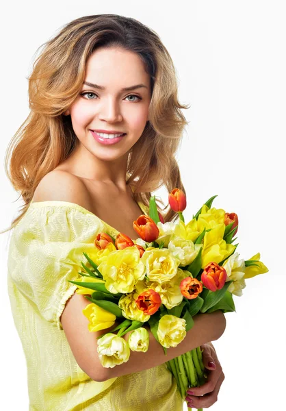 Mulher com buquê de flores de primavera — Fotografia de Stock