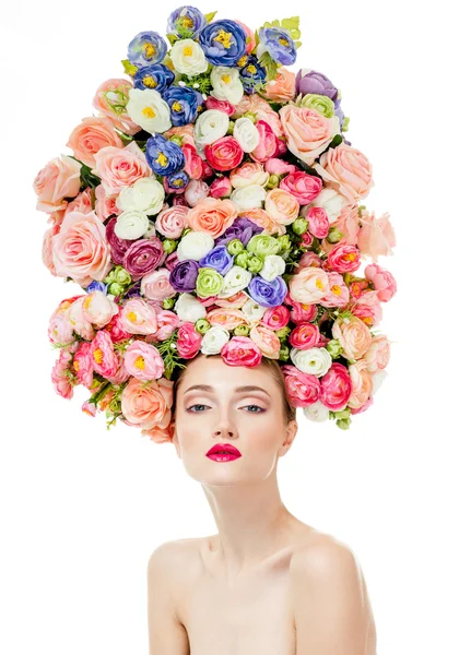 Bela mulher com flores em seu cabelo — Fotografia de Stock