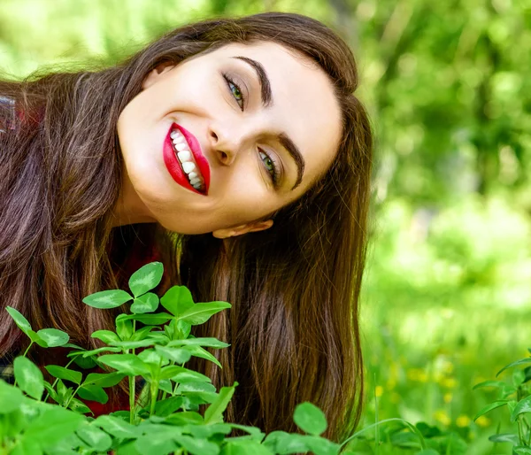 Bella giovane donna all'aperto — Foto Stock