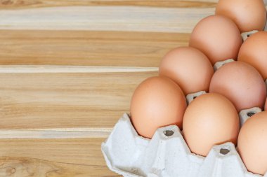 Taze çiftlik yumurtaları ahşap arka plan üzerinde