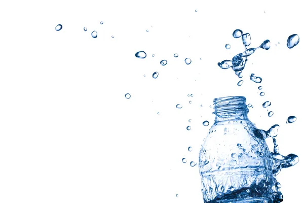 Salpicadura de agua de una botella de plástico —  Fotos de Stock