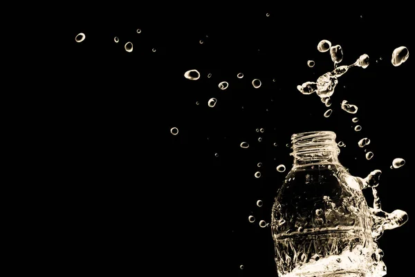 Брызги воды из пластиковой бутылки — стоковое фото