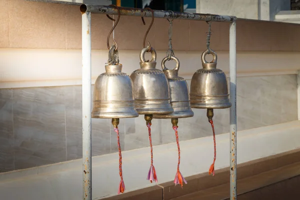 Closeup row of golden bells in buddhist temple in Thailand. Budd — Stock Photo, Image
