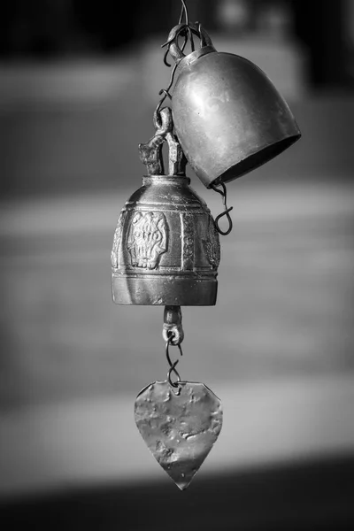 Closeup row of golden bells in buddhist temple in Thailand. Budd — Stock Photo, Image