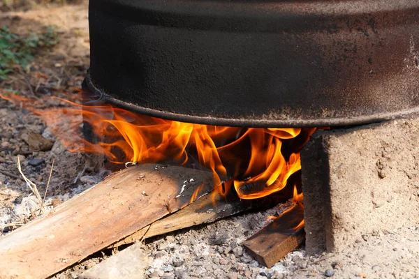 Felle vlam in het vuur met brandhout — Stockfoto