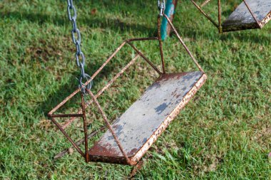 Çelik salıncak, parkta tek başına.