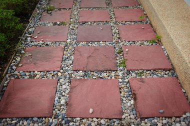 bahçede yürüyüş yolu