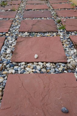 bahçede yürüyüş yolu