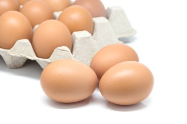 Yumurta üzerinde izole beyaz arka plan yığını