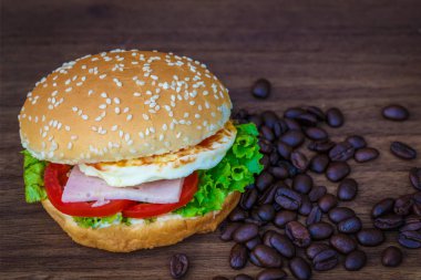 Hamburger ahşap zemin üzerinde