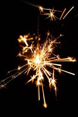 Yanan maytap siyah arkaplanda izole edildi