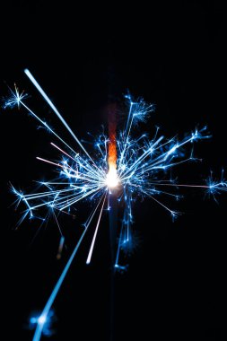 Yanan maytap siyah arkaplanda izole edildi