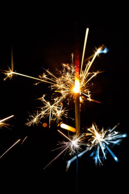 Siyah arka plan bulanıklık izole yanan maytap