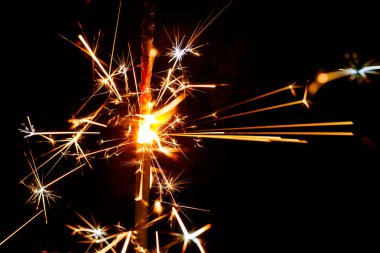 Siyah arka plan bulanıklık izole yanan maytap