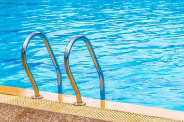 Merdivenli yüzme havuzu