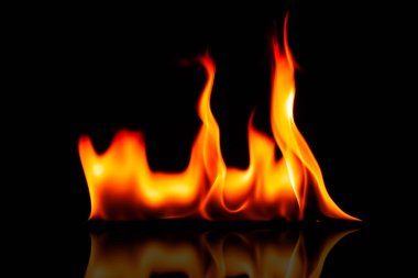 Yangın alevleri siyah bir arka plan bulanıklık