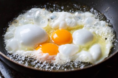 Sahanda yumurta pişirme