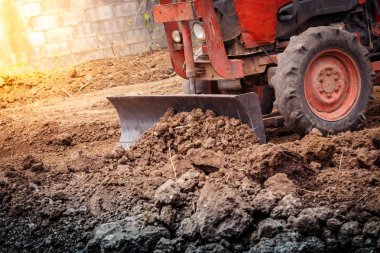 Büyük sahada çalışan traktör