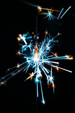 Siyah arka plan bulanıklık izole yanan maytap