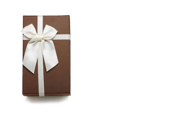 Beyaz izole Beyaz kurdele fiyonklu hediye kutusu — Stok fotoğraf