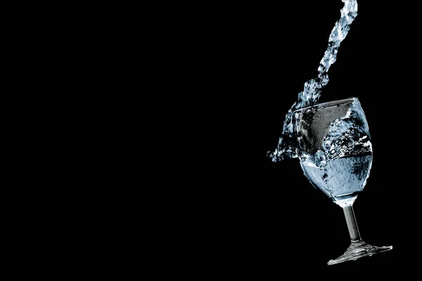 Agua vertiendo en vidrio aislado sobre fondo blanco —  Fotos de Stock