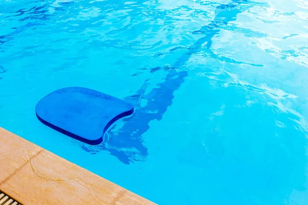 Pool kick board in swimming pool — Stock Photo, Image