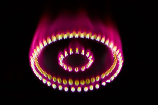 Brennender Gasbrenner in der Dunkelheit verschwimmt — Stockfoto