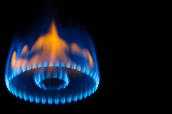 Горящая газовая горелка в темноте — стоковое фото