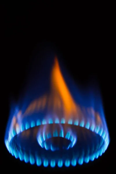 Горящая газовая горелка в темноте — стоковое фото