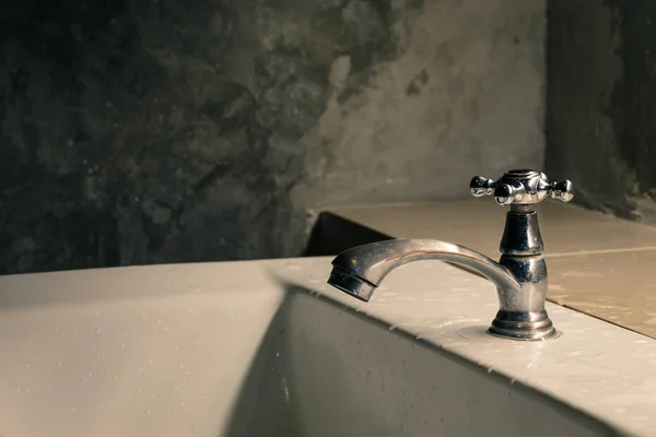 Agua del grifo en el baño —  Fotos de Stock