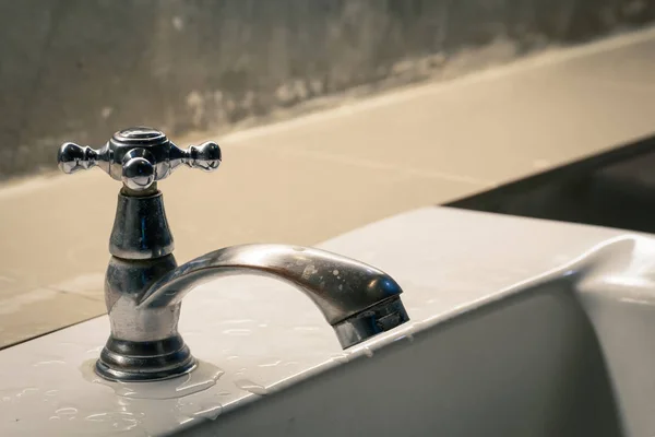 Agua del grifo en el baño —  Fotos de Stock