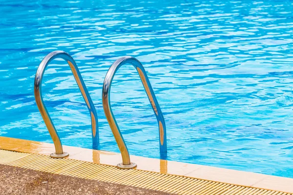 Piscina con escalera —  Fotos de Stock