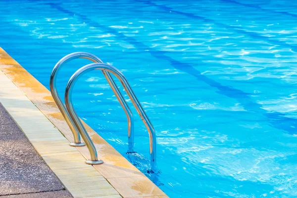 Piscina con escalera —  Fotos de Stock