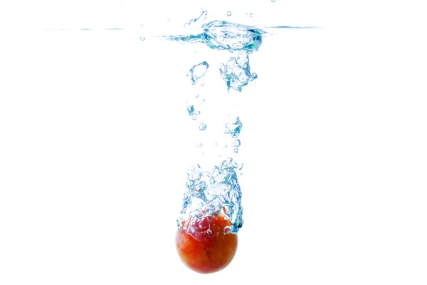 Tomate agua salpicadura fondo borroso — Foto de Stock