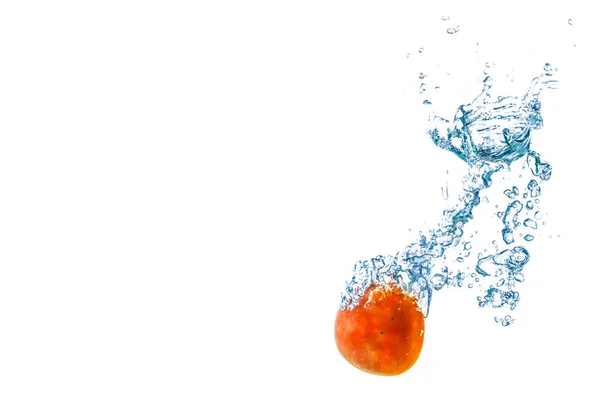 Tomate agua salpicadura fondo borroso — Foto de Stock