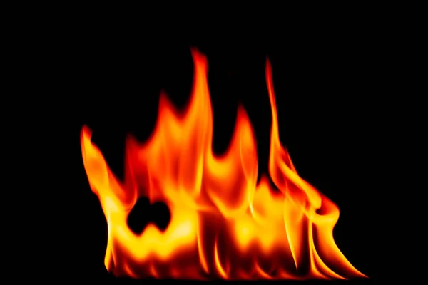 Огонь пламени на черном фоне — стоковое фото