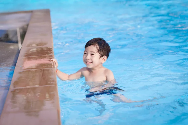 Niedlich asiatische Kind spielen in Schwimmbad — Stockfoto