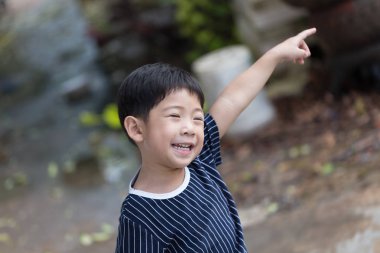 işaret eden çocuklar 