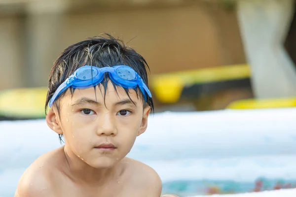 Παιδική πισίνα closeup λεπτομέρεια αγόρι — Φωτογραφία Αρχείου