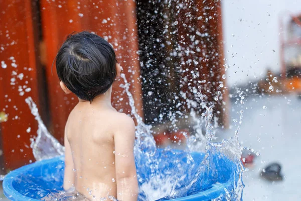 Kinder spielen im planschenden Wasser — Stockfoto