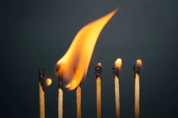 Grupo partido quema sobre un fondo negro — Foto de Stock