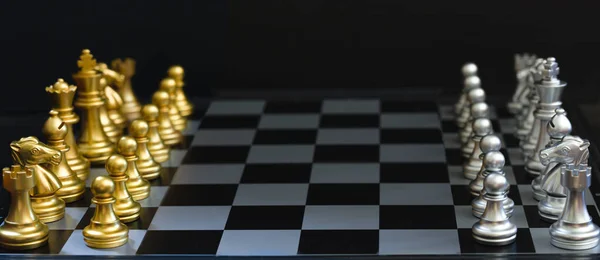 Šachová hra, nastavit tabuli čekající na hru ve zlatě i Silve — Stock fotografie