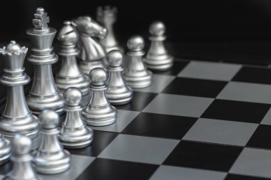 Satranç tahtasında yakın plan gümüş satranç