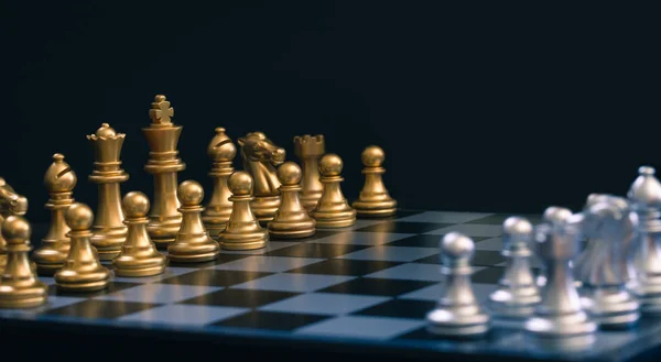 Jeu d'échecs, placez le plateau en attente de jouer à la fois en or et en argent — Photo