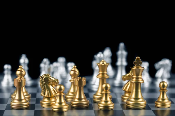 Peça de xadrez ouro ficar em uma fileira, isolada no branco (rei