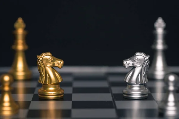 Les échecs de chevaux d'argent et d'or se font face dans un jeu d'échecs — Photo