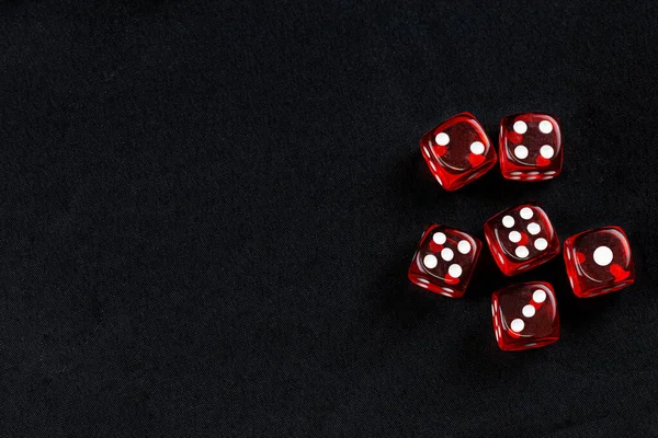 深色黑色面料中的红色骰子背景细节对象艺术 — 图库照片