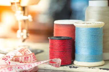 Dikiş makineleri, iplik göstergeleri, makas ve klasik stil ölçüm detayı bulanıklığı