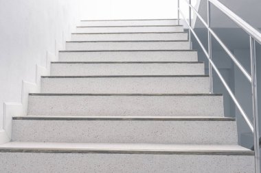 Ayrıntılı bulanık nesneyle birlikte binanın merdiven boşluğu