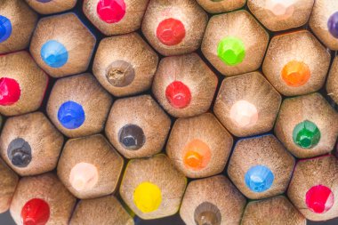 Birçok renkli kalemin makro görüntüsü. Güzel renkli kalemler güzel sanat eserleri bulanıklaştırır.